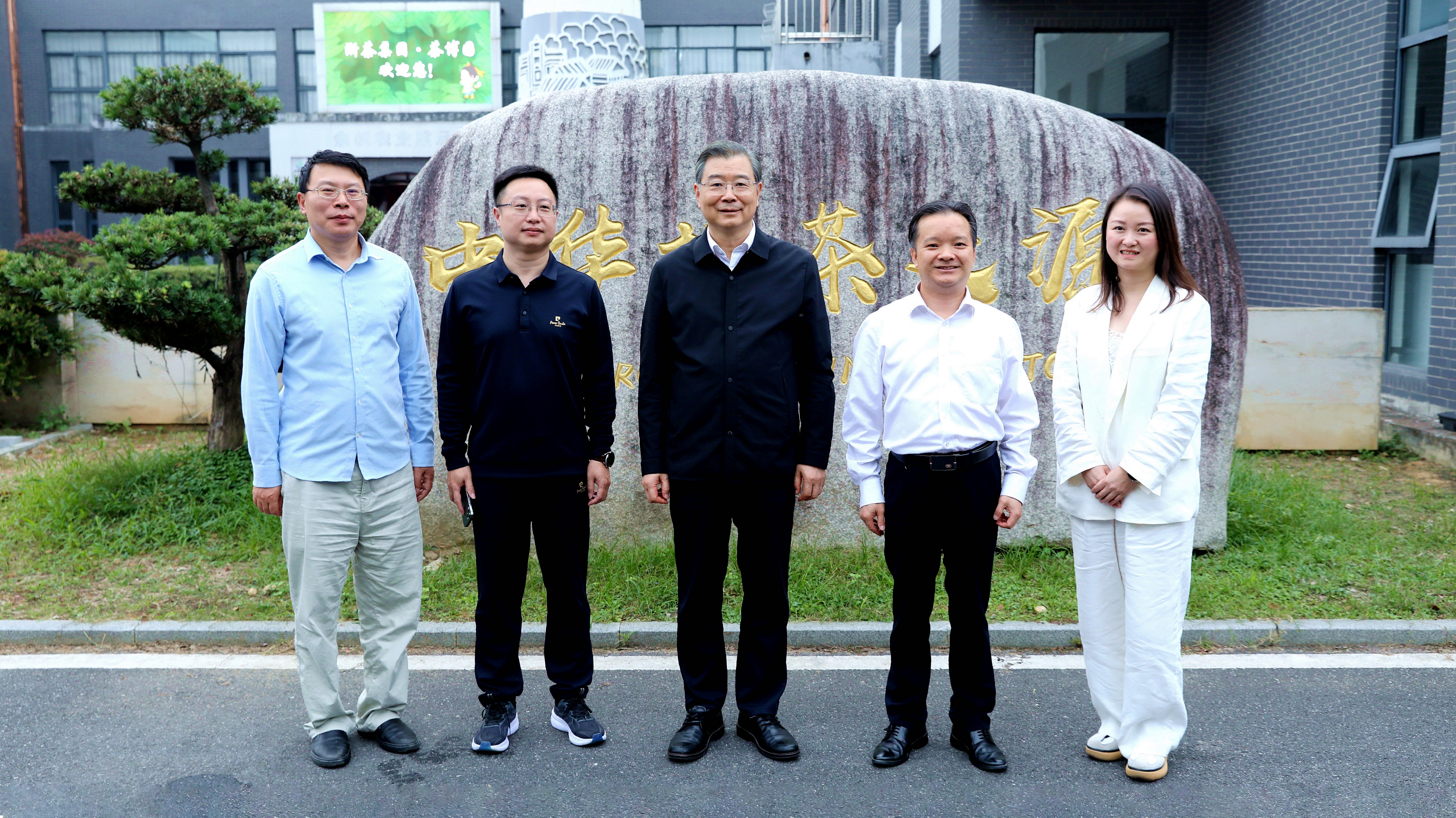 省政协副主席、九三学社省委会主委叶正波调研尊龙凯时(中国)人生就是搏!集团九宇有机公司