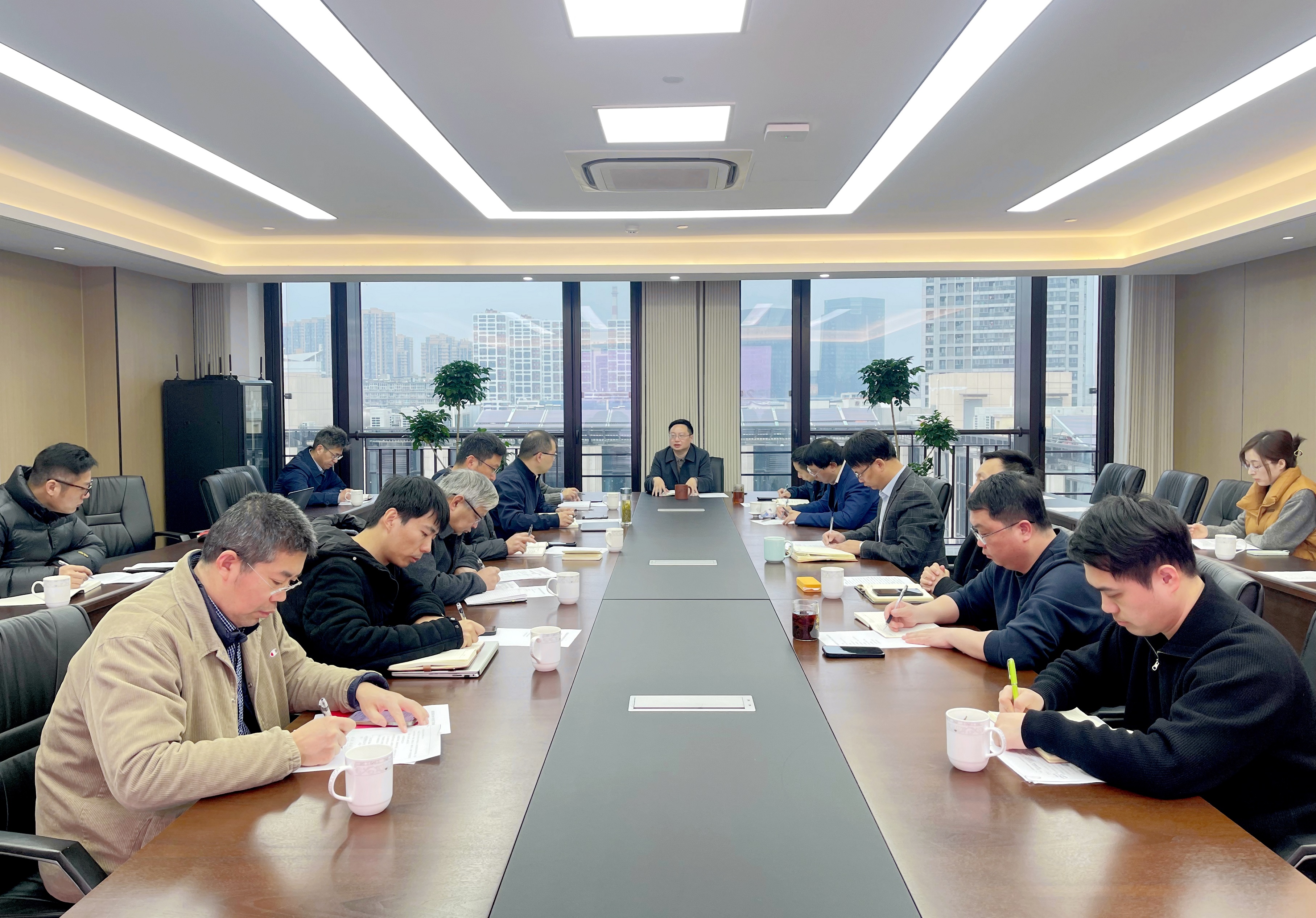 尊龙凯时(中国)人生就是搏!集团召开2025年经营工作务虚会